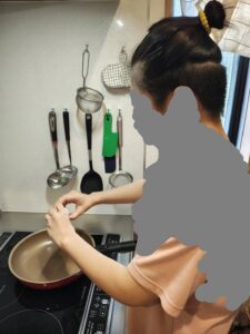 家事や作業中にインナー刈り上げの髪を秒速で束ねた様子